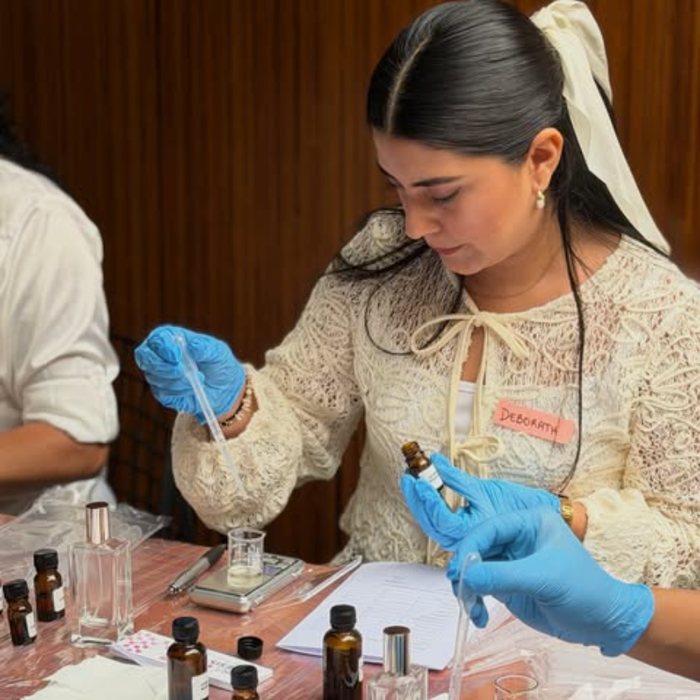 Participante formulando su perfume