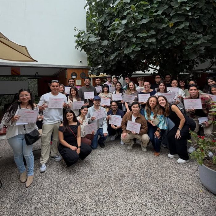 Participantes con sus certificados