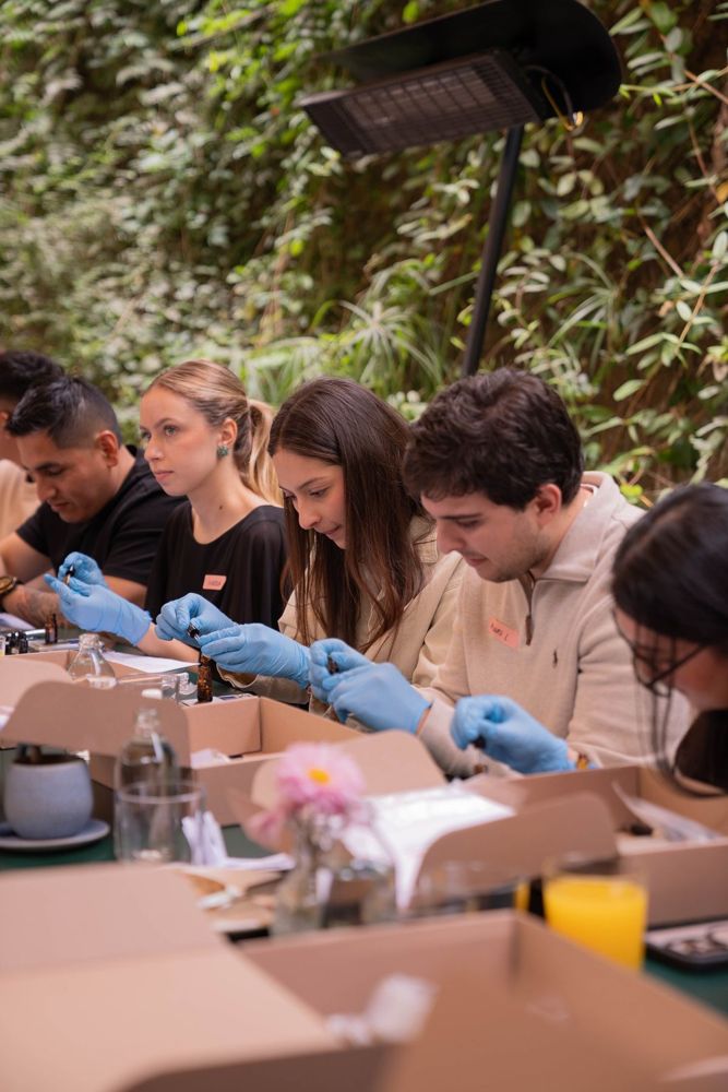 Participantes creando su perfume