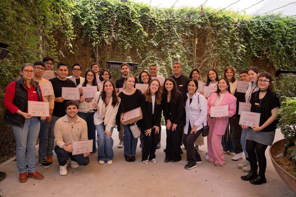 Participantes con sus certificados