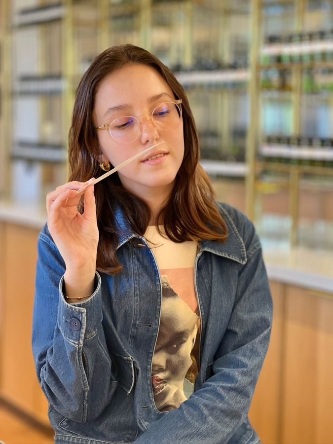 Valentina evaluando una fragancia